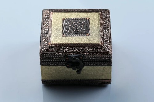 Golden jewellery box embossed - golden,